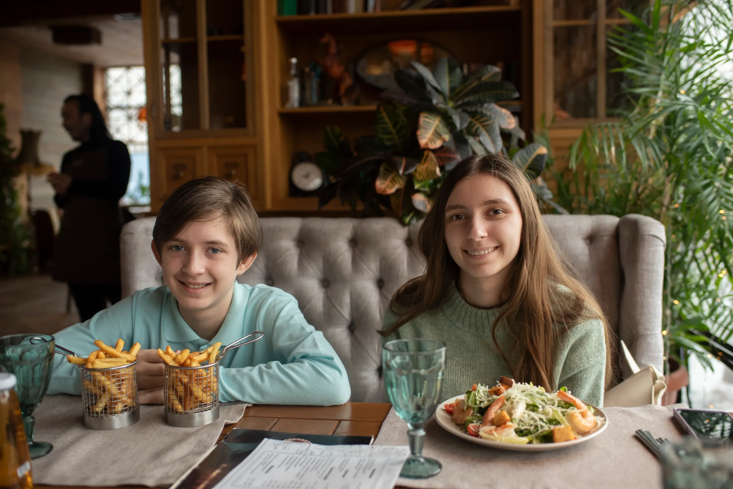 Friends catching up over food at a cafe